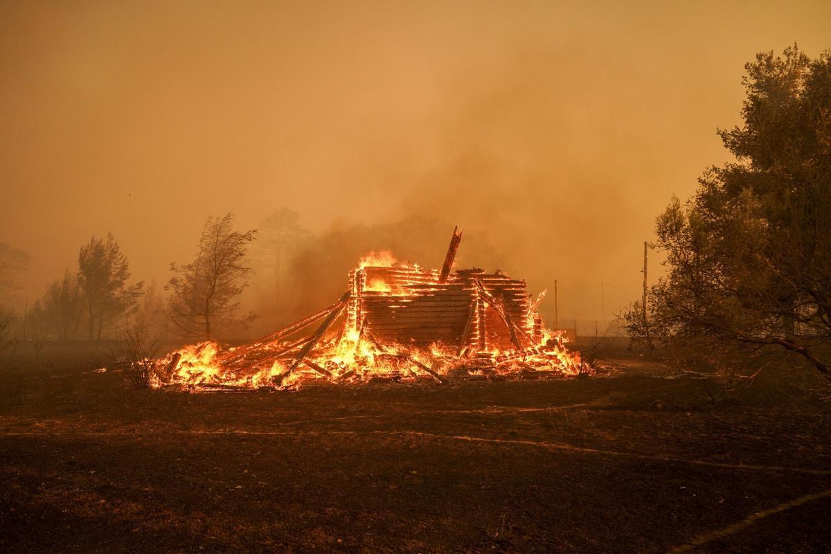 Dos grandes incencios cerca de Atenas obligan a evacuar a miles de personas