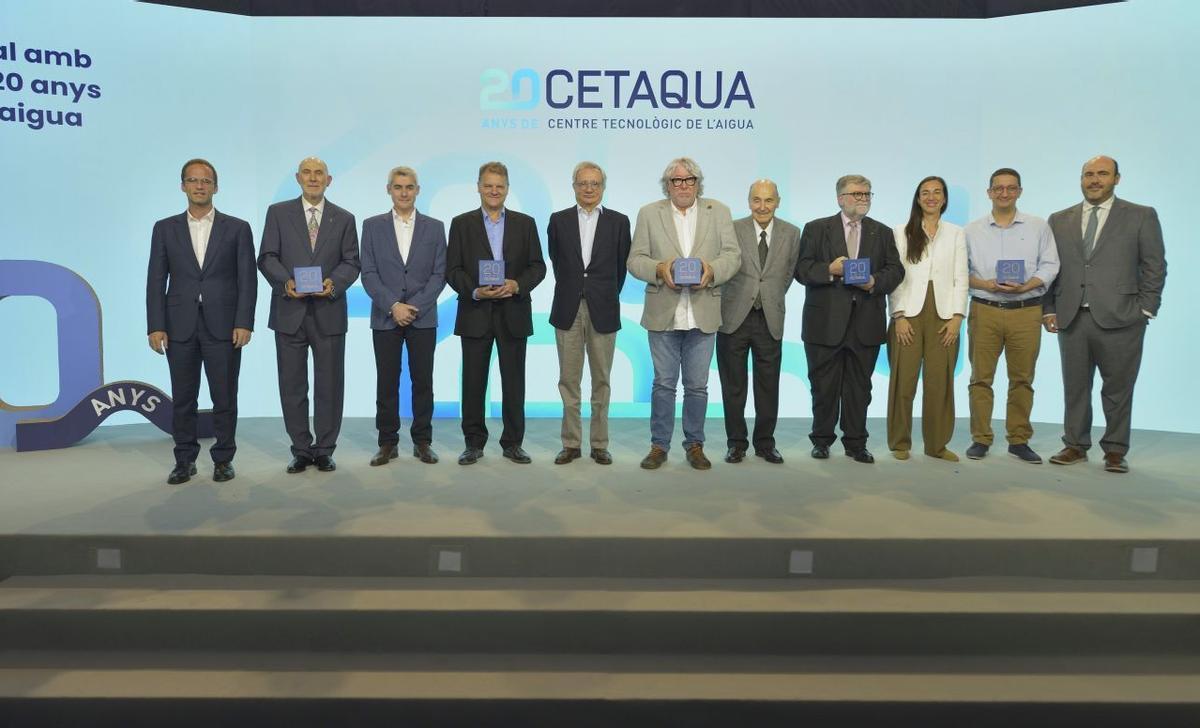 De izq. a der.:  Xavier Bernat, director de Estrategia, Innovación y Desarrollo en Aigües de Barcelona, Luis Calvo, delegado institucional del Consejo Superior de Investigaciones Científicas en Catalunya, Daniel Tugues, director País de Veolia en España, Josep Lluís Armenter, director de lAgència Catalana de l’Aigua, Rafael Villaseca, presidente de Veolia en España, Antonio Balmón, alcalde de Cornellà de Llobregat, Miquel Roca, presidente de Aigües de Barcelona, Jordi Berenguer, vicerrector de Transferencia, Innovación y Emprendimiento de la Universitat Politècnica de Catalunya, Marina Arnaldos, gerente de Cetaqua Barcelona, Demetrios G. Eliades, Profesor en el KIOS Research and Innovation Center of Excellence de Chipre, y Rubén Ruiz, presidente del Patronato de Cetaqua.