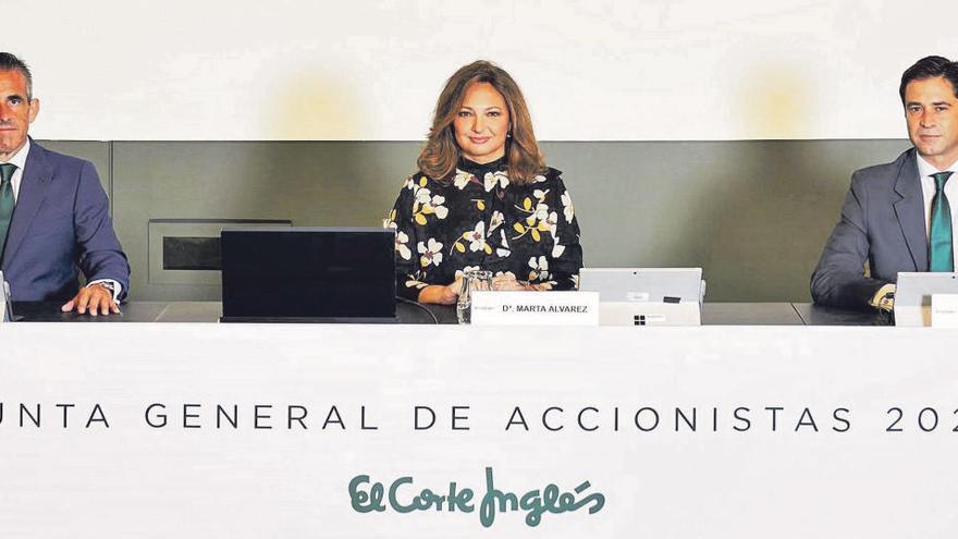 De izquierda a derecha, Víctor del Pozo, Marta Álvarez (presidenta) y José Ramón de Hoces, en la junta celebrada ayer.