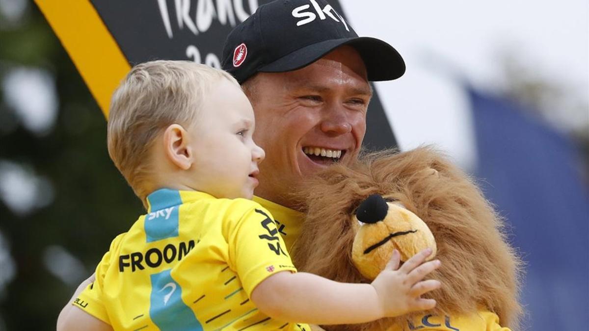 Froome, con su hijo, en el podio más deseado del mundo