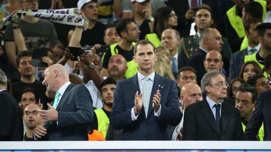 El rey Felipe VI, con Florentino (derecha), en el palco de San Siro. // Reuters