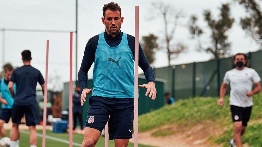 Cristhian Stuani, durant un exercici, en l&#039;entrenament d&#039;ahir al matí de l&#039;equip a les instal·lacions de La Vinya.