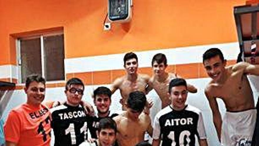 Los jugadores del juvenil celebran el triunfo.