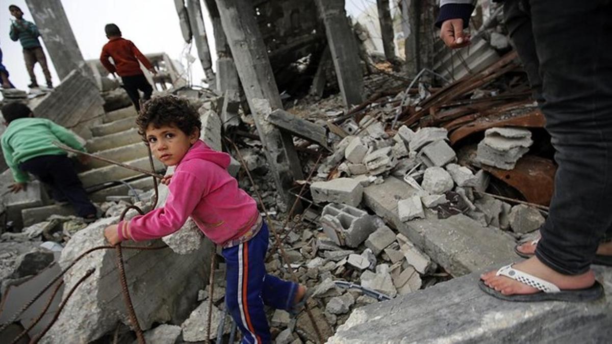 Un niño palestino camina entre los escombros de una vivienda destruida en el barrio de Shejaeiya, en Gaza, el 23 de febrero.