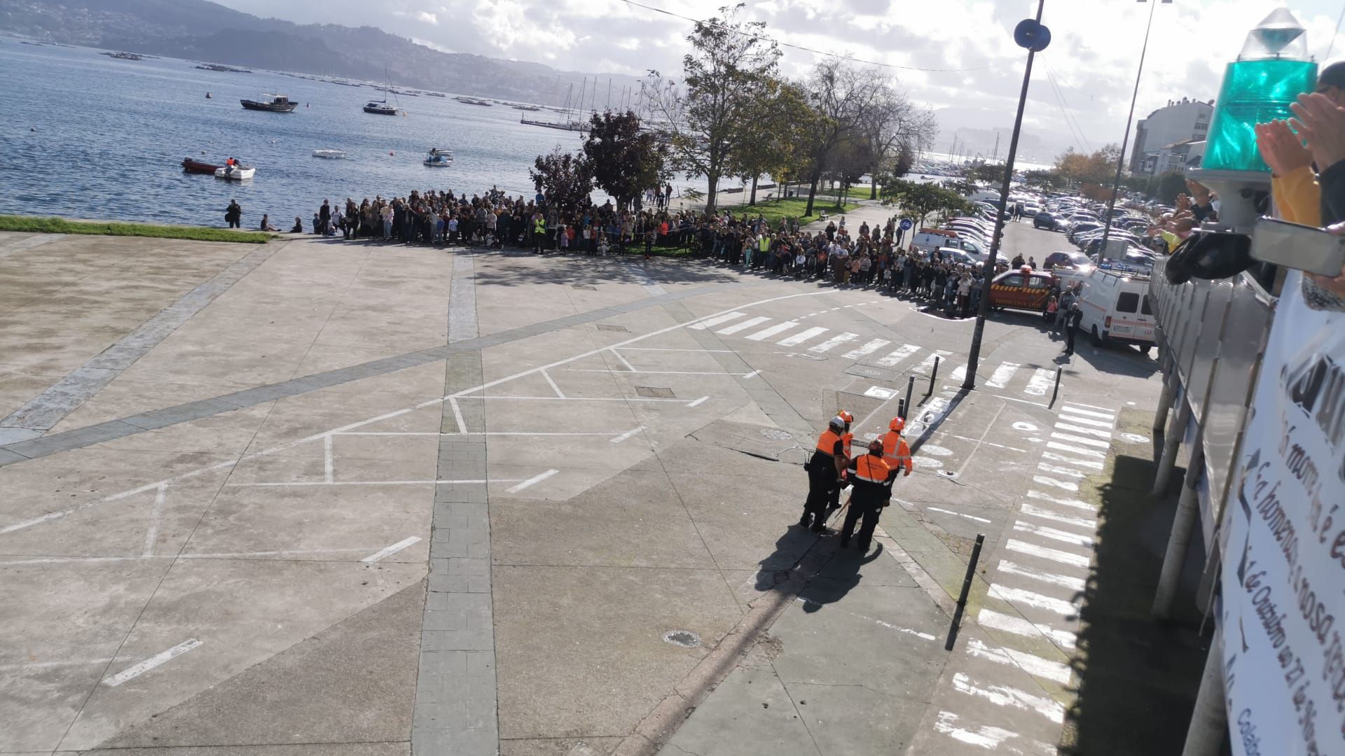 Escenas del simulacro de rescate frente a Moaña.