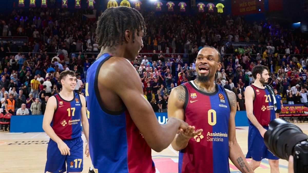 Dame Sarr, junto a Kevin Punter en un partido del Barça