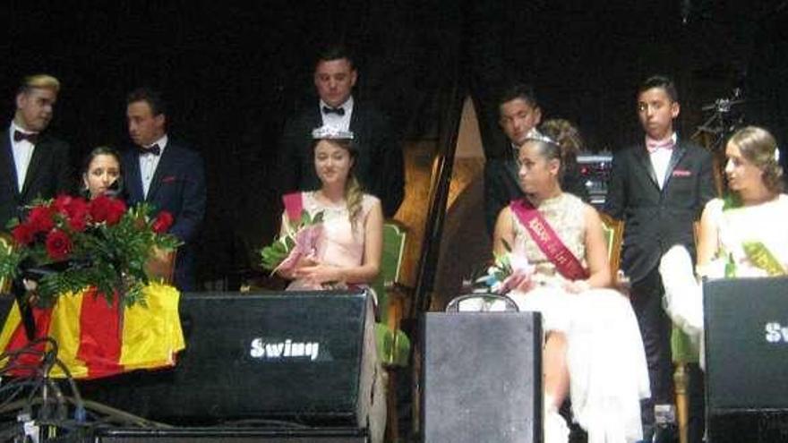 Las reinas infantil y juvenil, acompañadas por sus damas de honor, portan la corona que lucirán durante las fiestas de San Agustín.