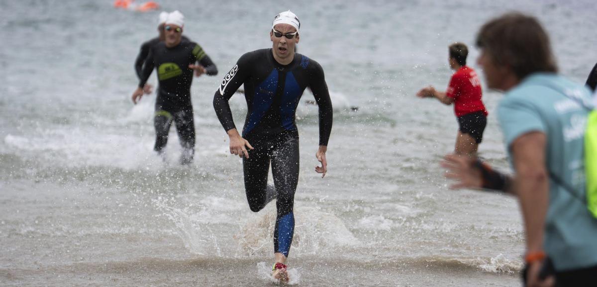 El ganador de la prueba masculina de 4 km, Íker Pérez, llegando a la playa.
