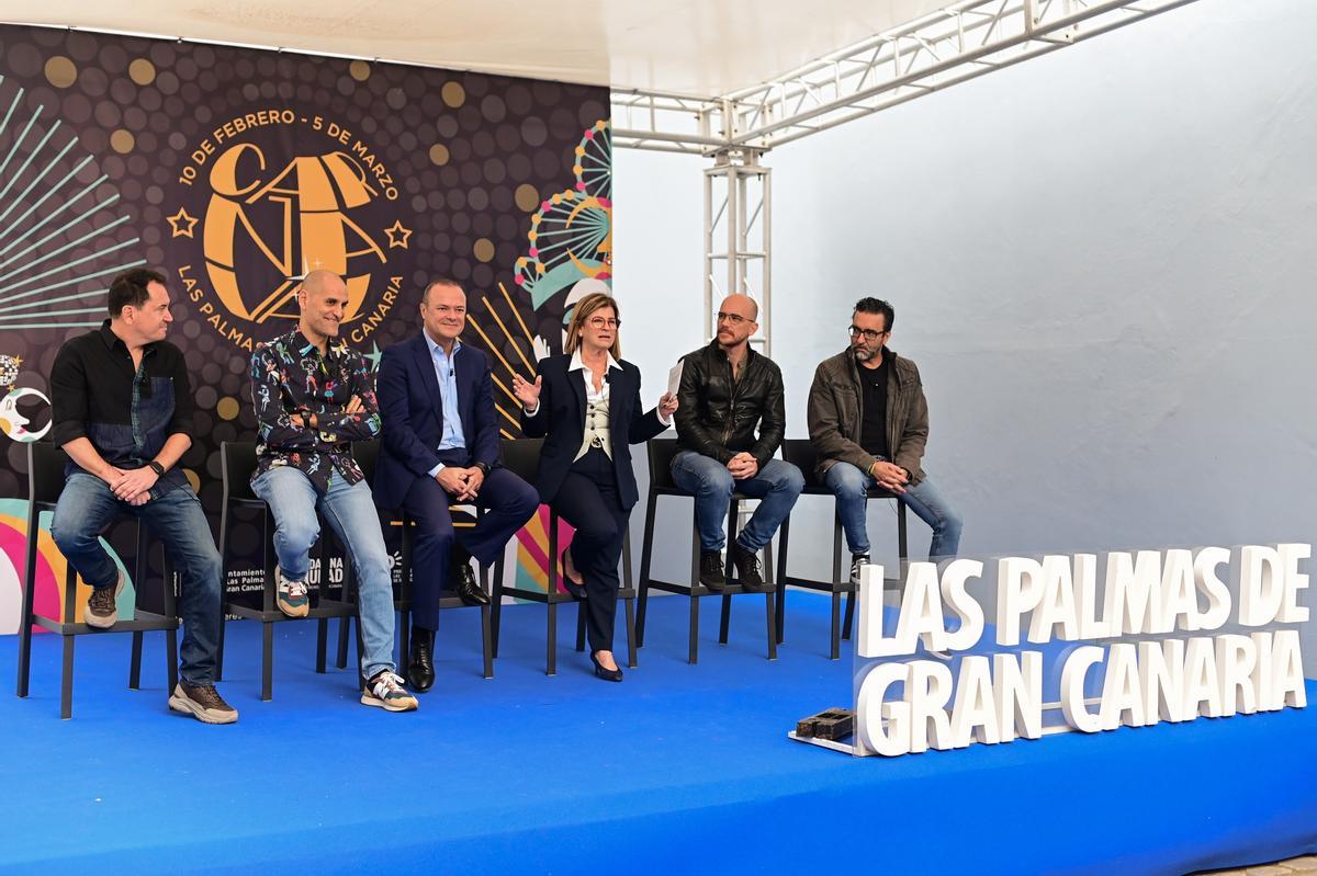 Los Salvapantallas junto al alcalde Augusto Hidalgo y la concejala de Carnaval Inmaculada Medina en el Edificio Quetgles en su presentación como pregoneros del Carnaval 2023.