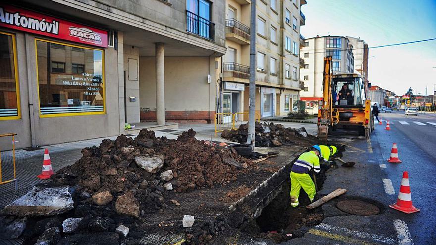 La reparación de la avería en el colector de la red de agua potable. | // IÑAKI ABELLA