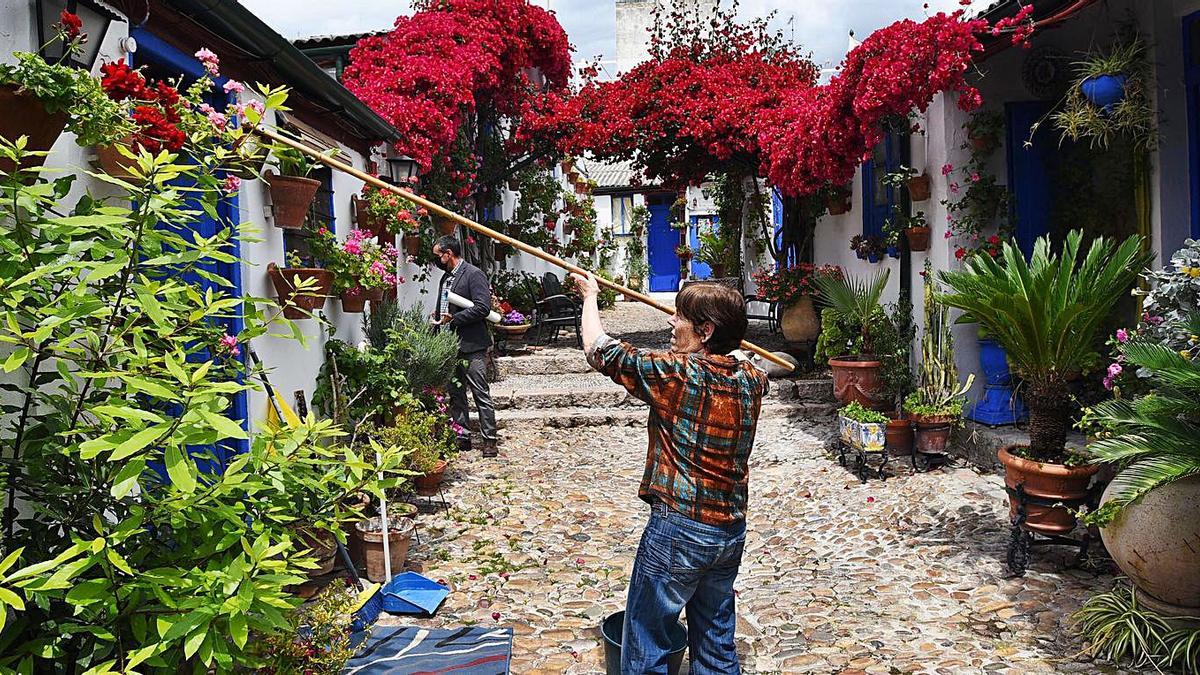 Marroquíes 6 | Preparativos en la casa de vecinos de la zona de Santa Marina.