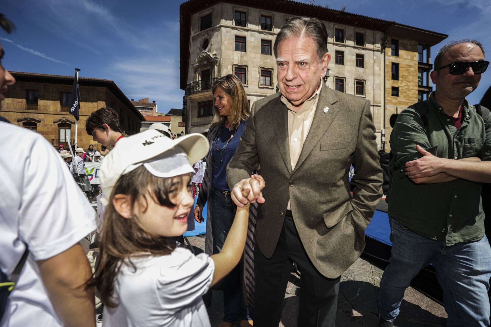 EN IMÁGENES: Torneo escolar de ajedrez gigante en la plaza de la catedral de Oviedo