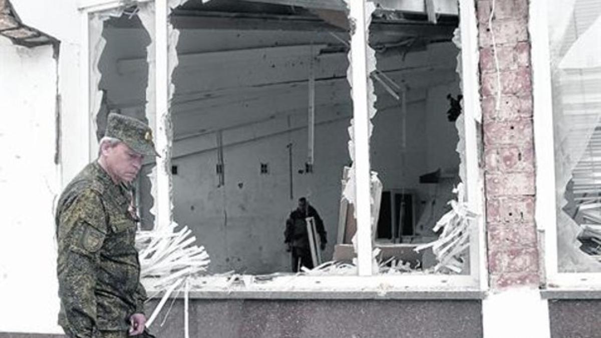 Eduard Basurin, portavoz de los separatistas, inspecciona un edificio afectado por uno de los ataques.
