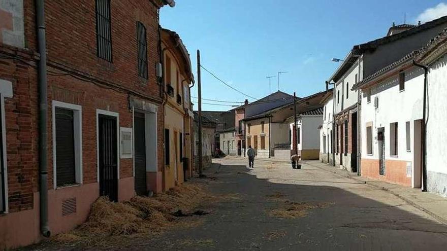 Una calle de la localidad en la que se aprecian los montones de paja esparcidos por los quintos.