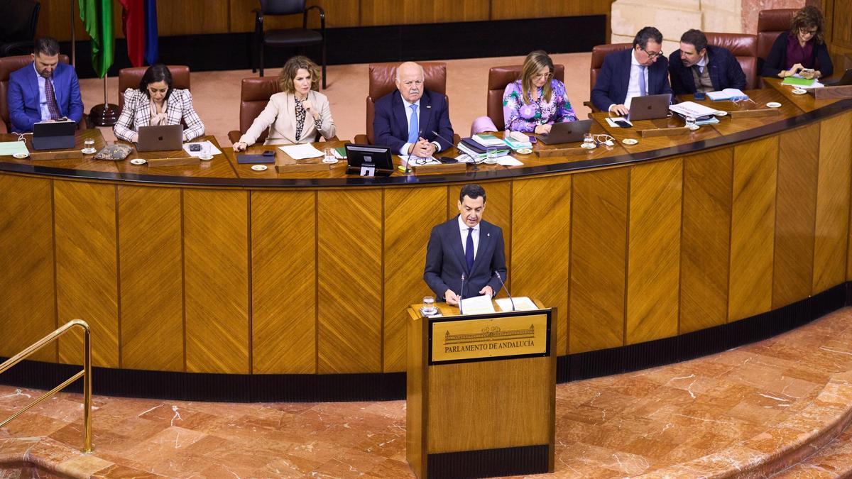 Juanma Moreno, presidente de la Junta, en una comparecencia reciente en el Parlamento andaluz.