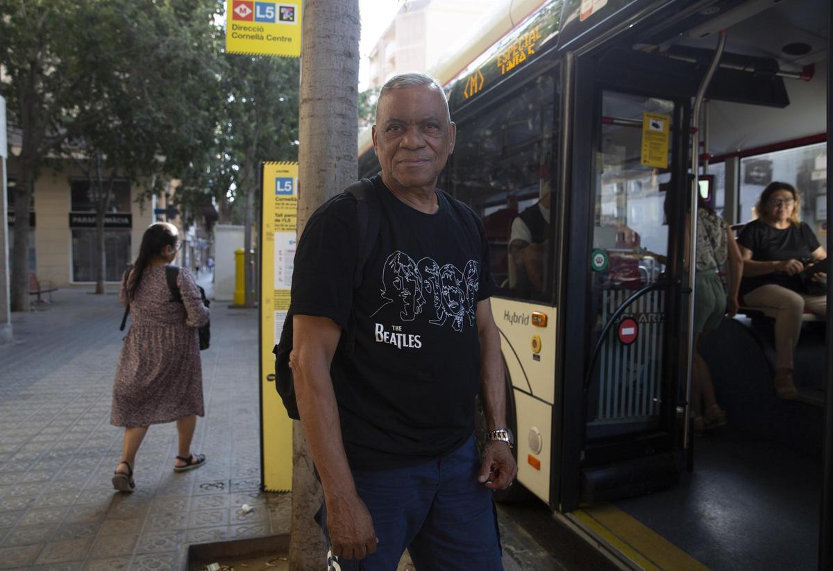 Ramon Batista, usuario del bus alternativo a la L5 del metro por el corte entre Barcelona y Cornellà.