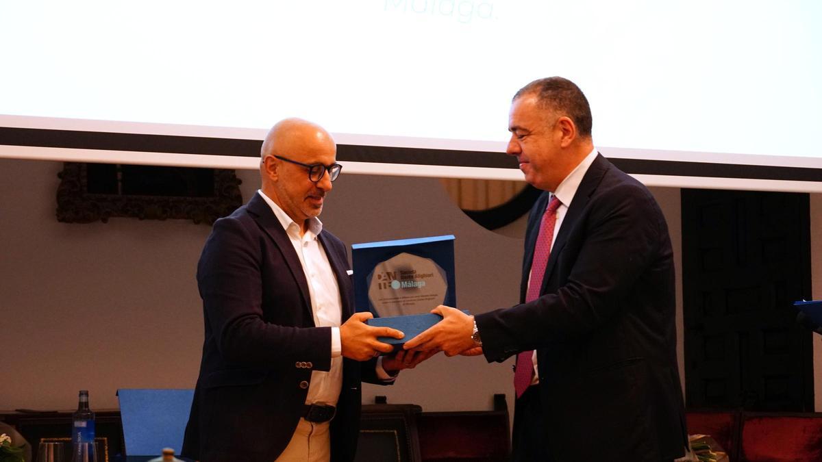 Giovanni Caprara premiado por el Consul de Italia