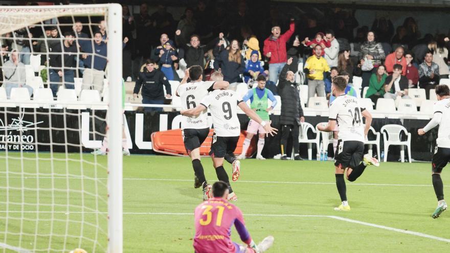 Andy y Ortuño celebran el primer gol en el trunfo ante el Real Oviedo. | IVÁN URQUÍZAR
