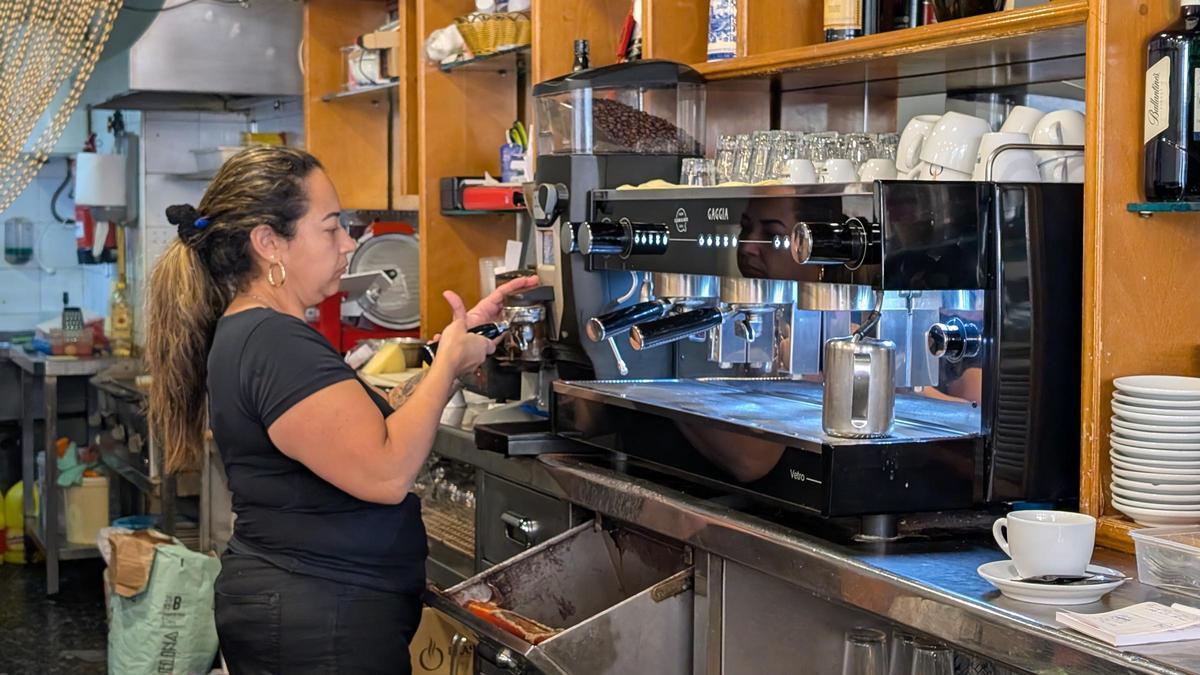 Una camarera poniendo cafés al día siguiente del apagón en València.