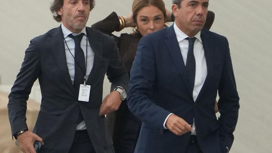 Carlos Mazón camina  davant del seu cap de gabinet, José Manuel Cuenca, en el funeral per les víctimes de la dana. | E. MANZANA / EUROPA PRESS