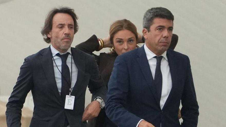 Carlos Mazón camina  davant del seu cap de gabinet, José Manuel Cuenca, en el funeral per les víctimes de la dana. | E. MANZANA / EUROPA PRESS