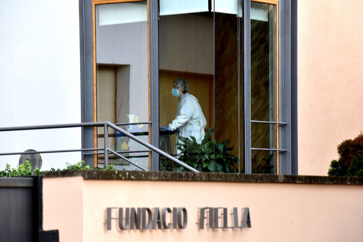 Una trabajadora empuja un carrito en la residencia de ancianos de Tremp, en una foto de archivo.