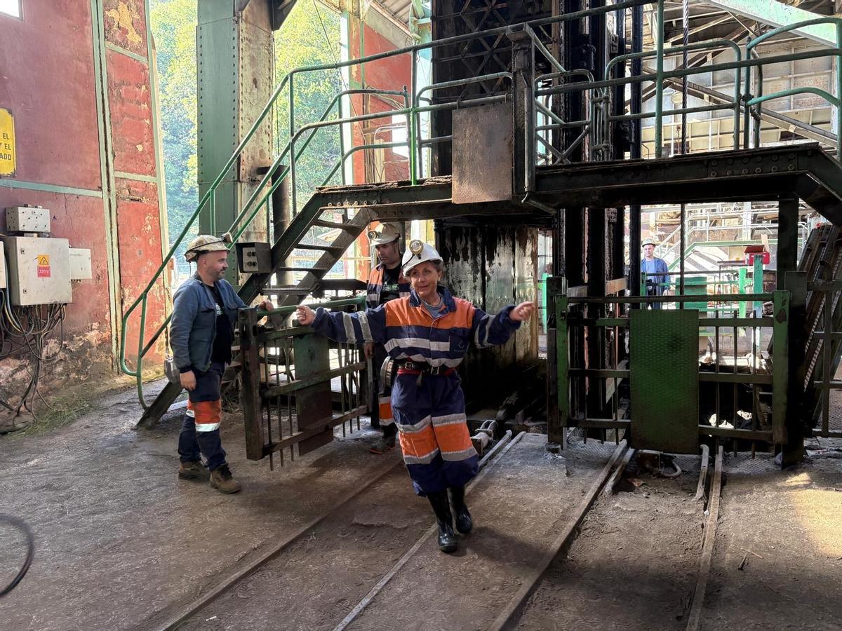 Sabine Schumann saliendo de la jaula del Pozo Sotón