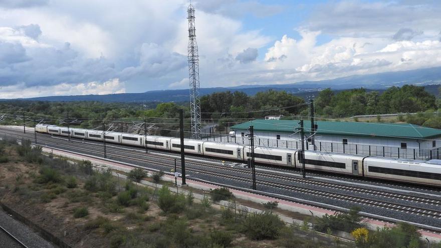 Prueba de un tren Avril en junio de 2022 a su paso por Ourense. |   // FERNANDO CASANOVA