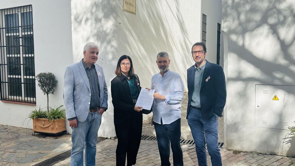 Concejales del grupo municipal socialista, ante la Casa del Gobernador, ubicada en el Casco Antiguo. | L.O.