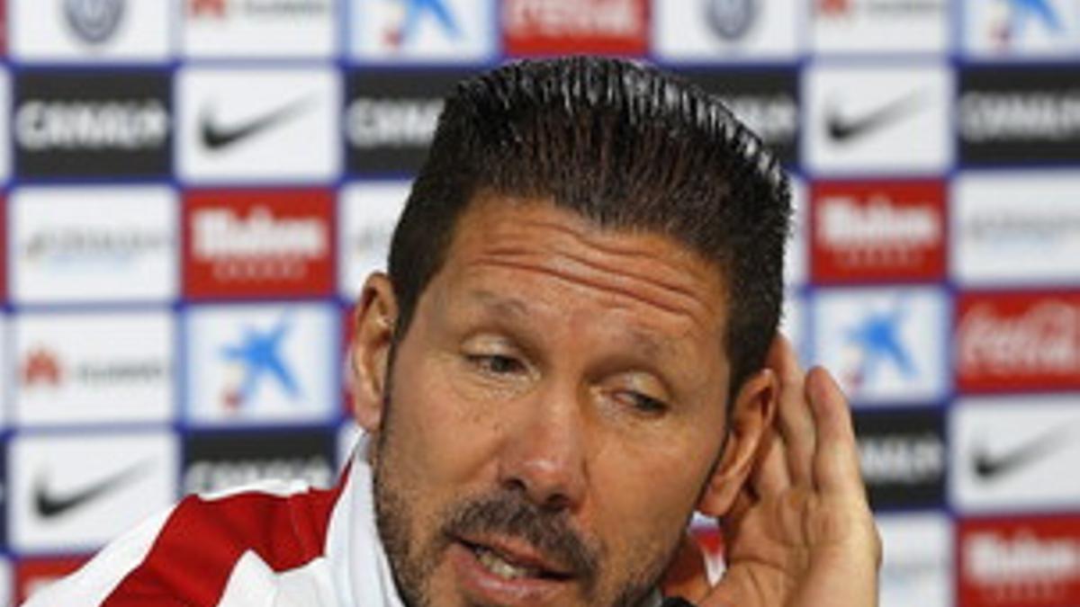 El entrenador del Atlético de Madrid, Diego Simeone, durante la rueda de prensa que ha ofrecido de cara al partido que disputarán mañana contra el Espanyol en el estadio Vicente Calderón.