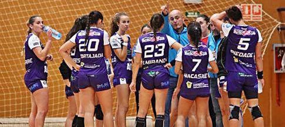 Las jugadoras del Puchi en un tiempo muerto el curso pasado.