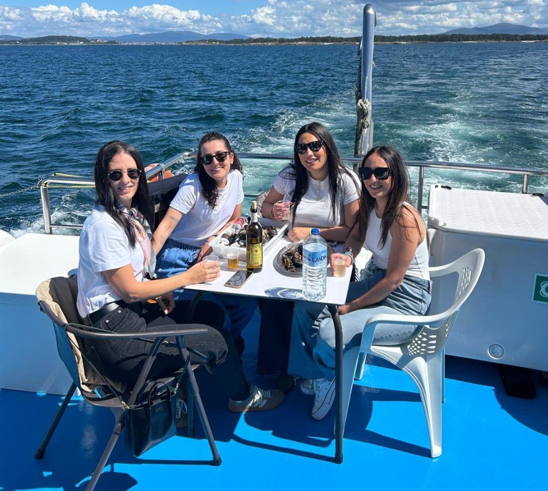 Turistas en los catamaranes de Cruceros do Ulla-Turimares recorriendo la ría, tras zarpar desde el puerto de O Grove aprovechando la fiesta del 1 de mayo.