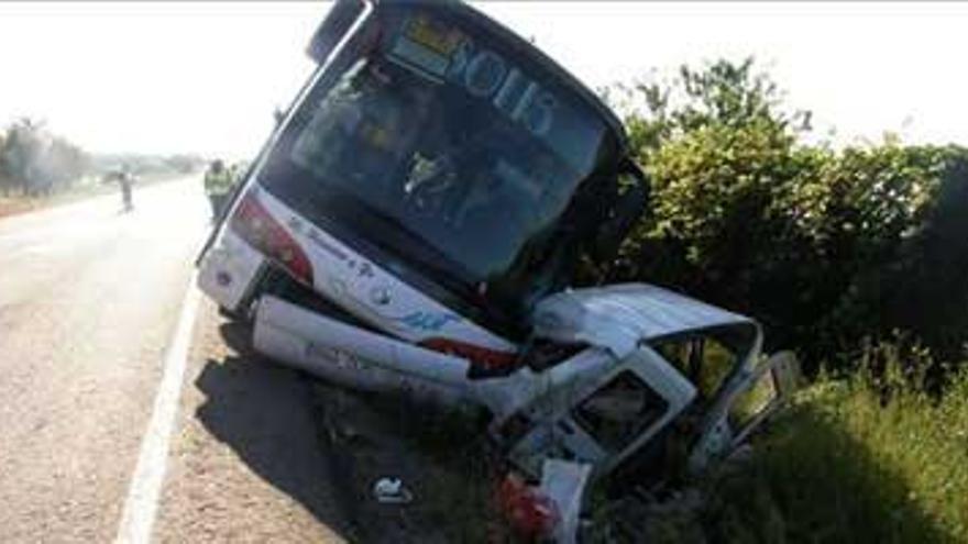 Un autobús con estudiantes de secundaria sufre un accidente en Alcuéscar