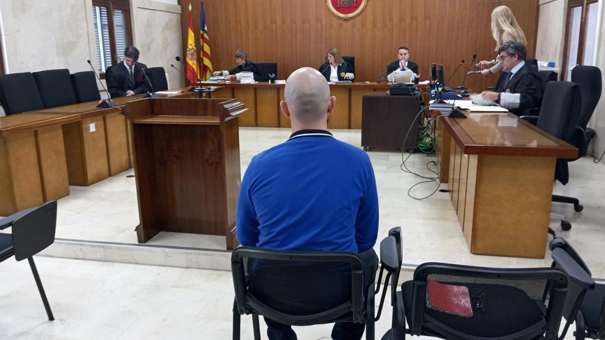 El acusado, durante el juicio que se celebra en la Audiencia Provincial de Palma.