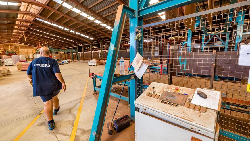 Declarado un incendio en la fábrica de cerámica La Escandella de Agost