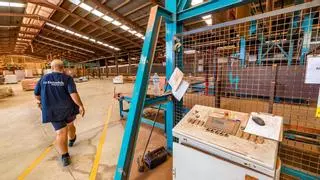 Declarado un incendio en la fábrica de tejas La Escandella de Agost