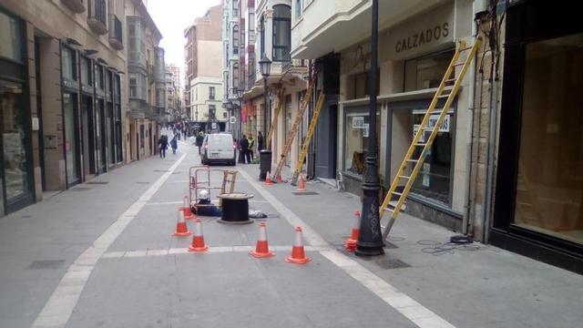 Operarios instalan fibra óptica en la capital
