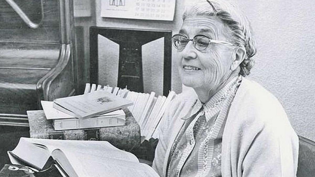 María Moliner, junto a su diccionario.