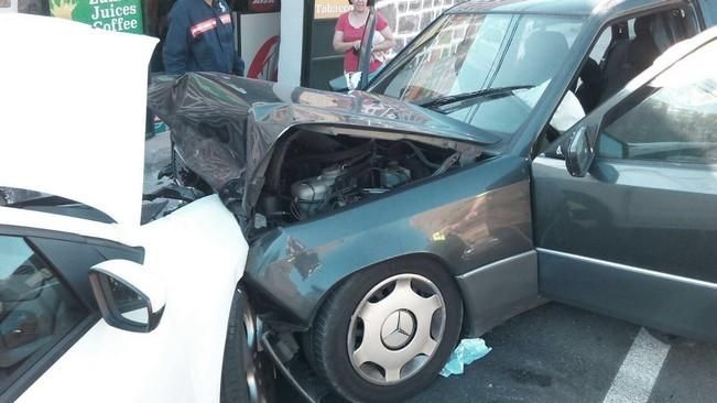 Accidente en Mogán: dos vehículos impactaron a la entrada del casco