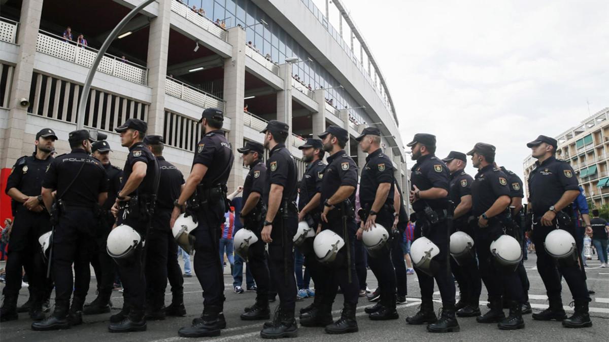 Efectivos del Cuerpo Nacional de Policía en los prolegómenos de un partidos en el Santiago Bernabéu