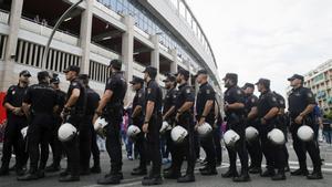 Efectivos del Cuerpo Nacional de Policía en los prolegómenos de un partido en el Santiago Bernabéu