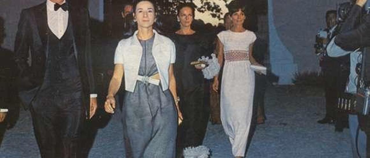 En primer término, el estilista Hubert de Givenchy. Detrás, Capucine y Audrey Hepburn.