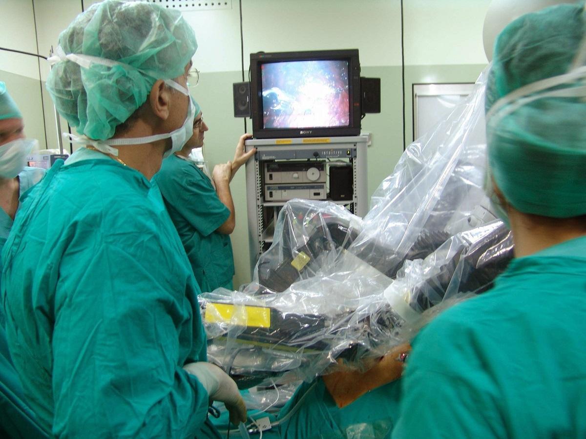 El robot Da Vinci es utilizado para una cirugía pedátrica.