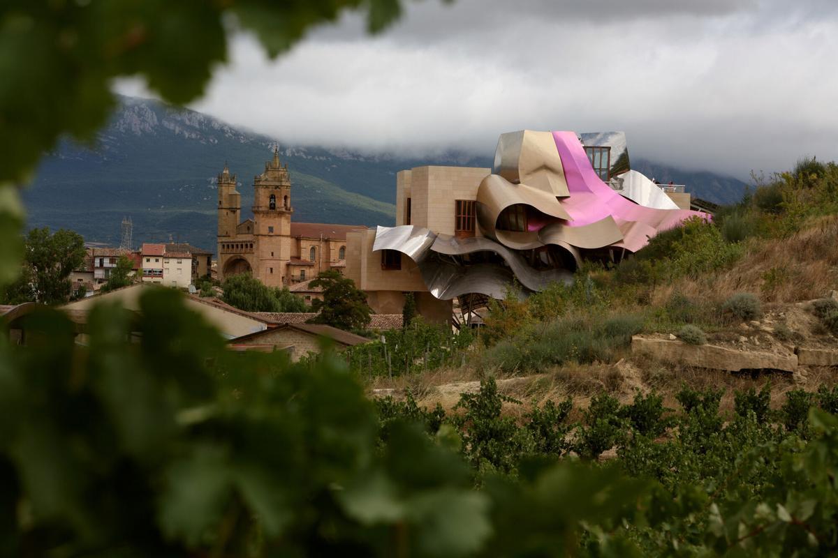 CUADERNO  DEL  DOMINGO  LOGROÑO   CENICERO  BODEGAS DE  MARQUES  DE  RISCAL  FOTO  AGUSTI  CARBONELL. EMPRESAS  MARQUES DE RISCAL  , BODEGAS , BODEGA , HOTEL , EDIFICIO FRANK GEHRY _ GENERAL, PLANO _ EDIFICIO