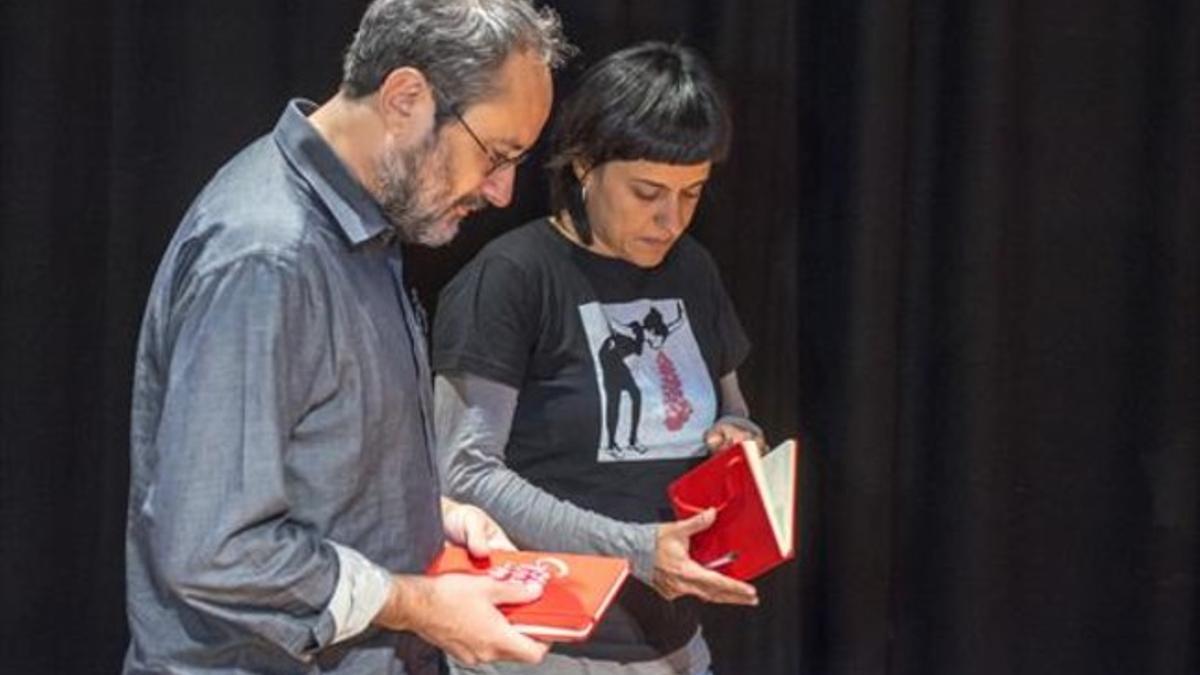 Antonio Baños y Anna Gabriel, de la CUP, en el Casino L'aliança del Poblenou.