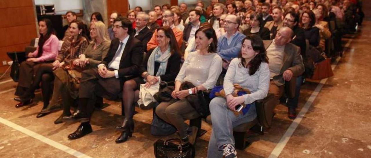 Público asistente a la conferencia coloquio de Club FARO en el auditorio del Areal. // J. Lores