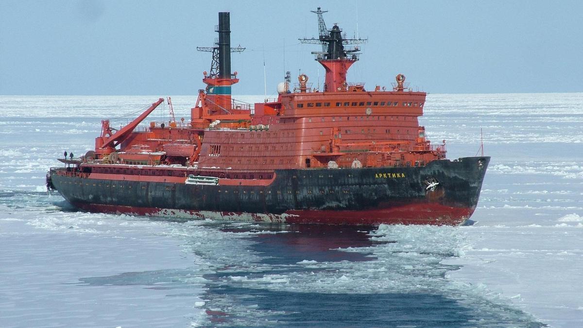 Barco rompehielos en el Ártico