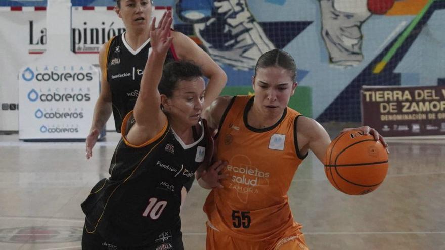 Eva Carregosa, durante el último encuentro del Recoletas Zamora. | JOSE LUIS FERNÁNDEZ