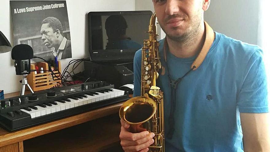 El músico Pablo Añón, en el estudio de su vivienda, en A Coruña.