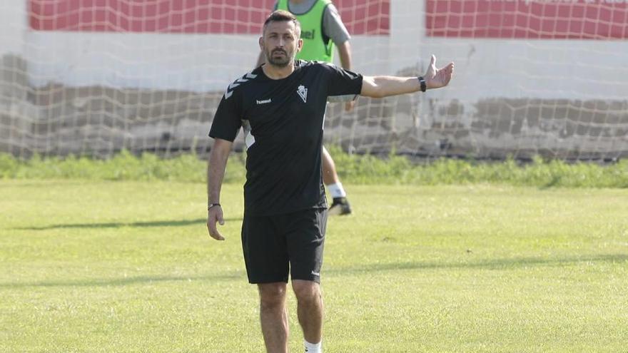 Manolo Herrero, entrenador del Murcia, durante una sesión en Cobatillas.